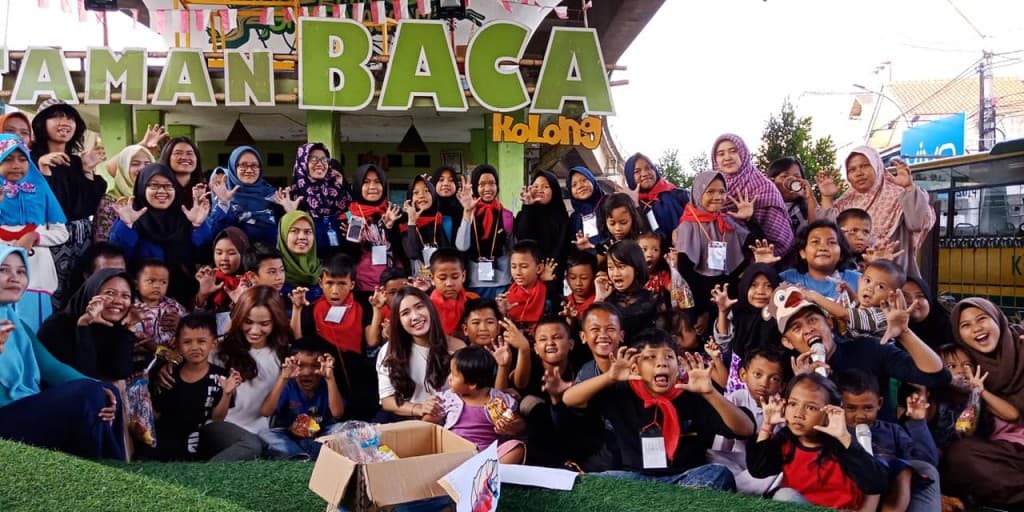 Berkunjung dan belajar di Taman Bacaan Masyarakat Kolong Ciputat.
