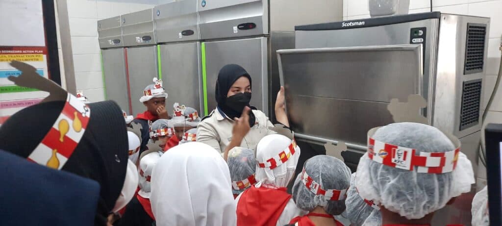 Dokumentasi Keseruan kunjungan siswa siswi Faida Cendikia Perdana ke Gramedia dan dua ‘warung’ fried chicken terbesar di Indonesia, McDonalds dan KFC