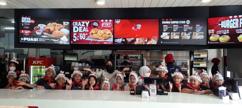 Keseruan kunjungan siswa siswi Faida Cendikia Perdana ke Gramedia dan dua ‘warung’ fried chicken terbesar di Indonesia, McDonalds dan KFC