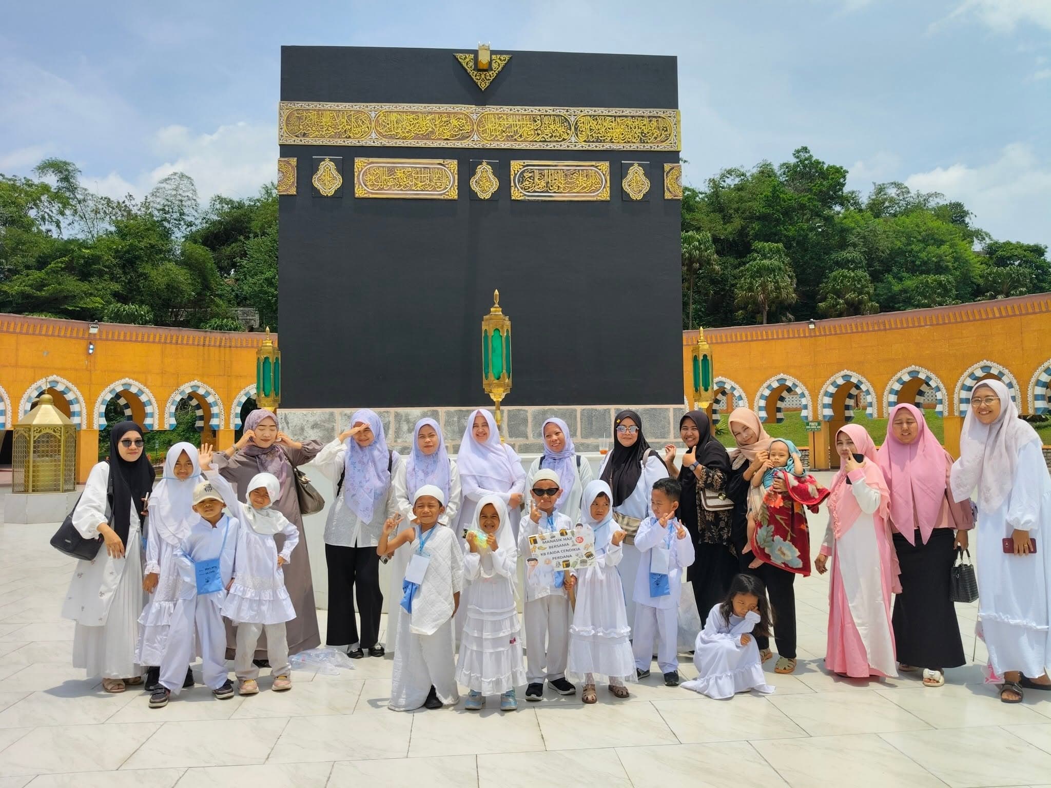 Kegiatan Edukatif Manasik Haji dan Rekreasi Berenang di Lubana Sengkol